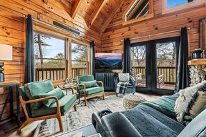 TV connectée, cheminée, livres