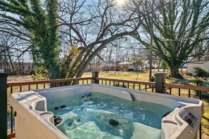 Outdoor spa tub - Mins to Parkway | Cozy One level cabin・Hot tub (Sevierville)