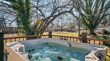 Tina de hidromasaje al aire libre