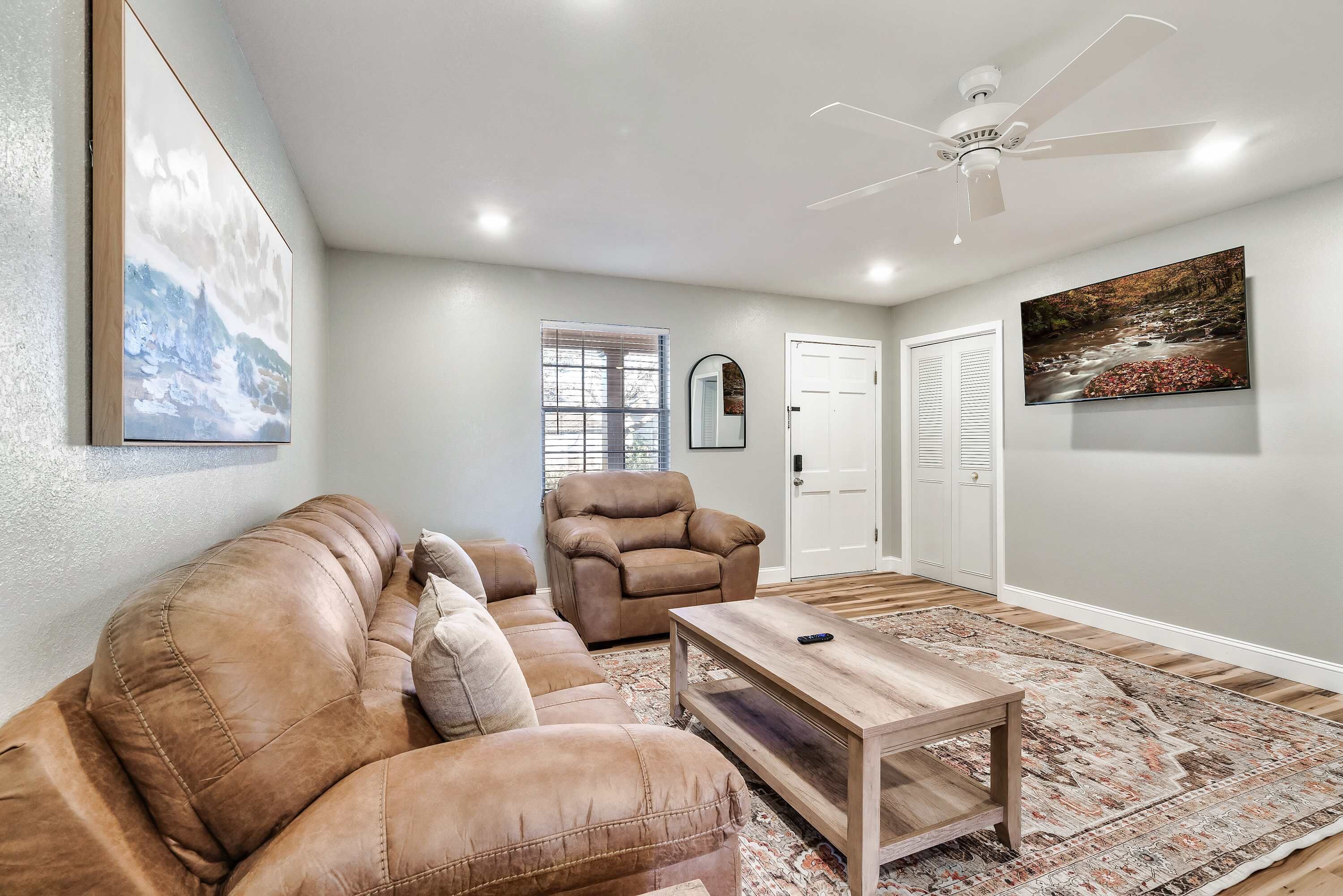 Televisión y oficina 