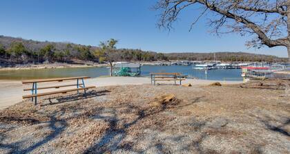 Serene Valley Views: Lake Texoma Retreat