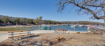 Serene Valley Views: Lake Texoma Retreat