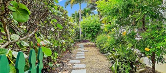 1 Mi to Shore: Pet-friendly Lake Worth Beach Home!