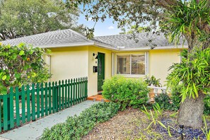 House (3 Bedrooms) | Interior - 1 Mi to Shore: Pet-friendly Lake Worth Beach Home! (Lake Worth)