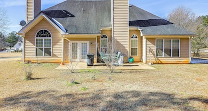 6 Mi to Southern Belle Farm: Home w/ Patio!