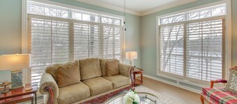 Screened-in Porch w/ Views: Hot Springs Getaway!