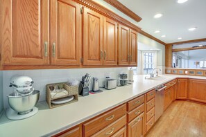 Interior - Screened-in Porch w/ Views: Hot Springs Getaway! (Hot Springs)