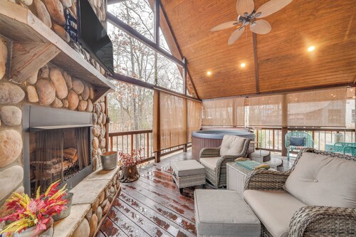 Hot Tub + Fire Pit: Broken Bow 'honeymoon Cabin'