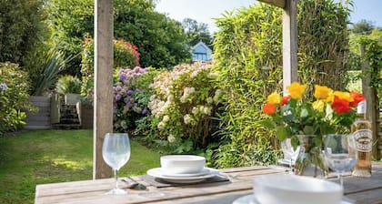 Charming Townhouse in Central Salcombe – Pet Friendly & Parking Included