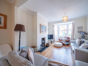 Smart TV, fireplace, DVD player, books