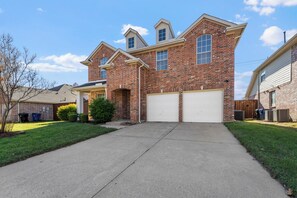 House (5 Bedrooms) | Interior