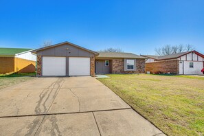 House (3 Bedrooms) | Interior - 5 Mi to Fort Worth Stockyards: Home w/ Yard! (Haltom City)
