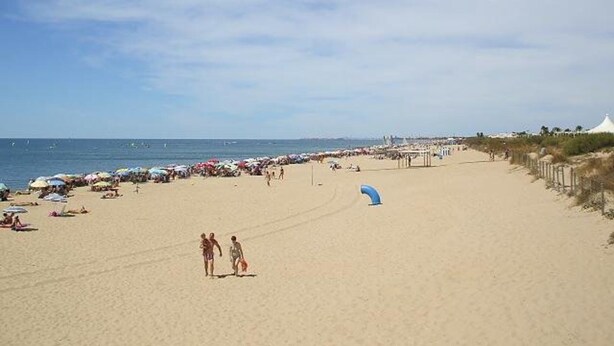 A wide sandy beach with umbrellas and people. - Ideal for family trips, close to Rocio and Portugal, pets welcome. (Islantilla)