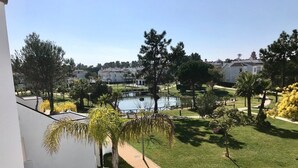 A residential area with a pond, pathways, and greenery. - Ideal for family trips, close to Rocio and Portugal, pets welcome. (Islantilla)