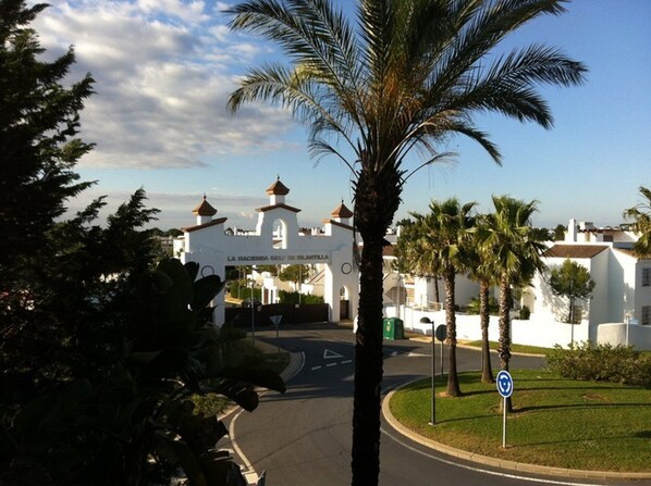 A gated entrance with a sign reading "LA HACIENDA GOLF DE ISLA DE LA MAJORCA".