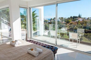 4 habitaciones y tabla de planchar con plancha