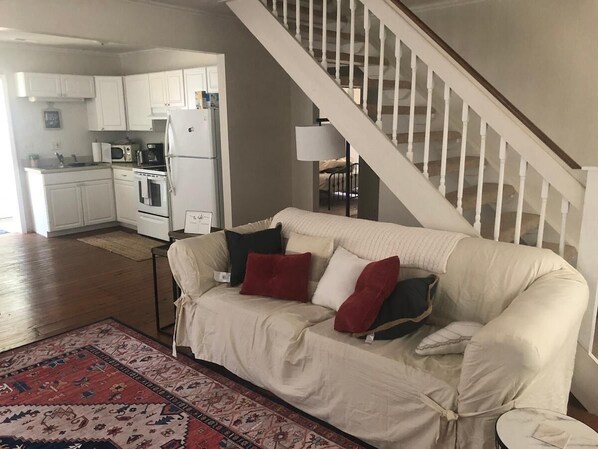 TV - Cute 4br Modern Farmhouse Home+ Large Yard! (Ladson)