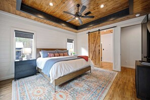 3 bedrooms, iron/ironing board, travel cot, WiFi - New! Sauna, Arcade, Firepit & Spa - Sleeps 10 (Broken Bow)