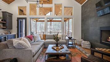 Tv, eldstad, böcker och kontor