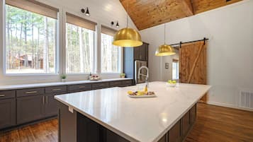 Kylskåp, mikrovågsugn, ugn och spishäll