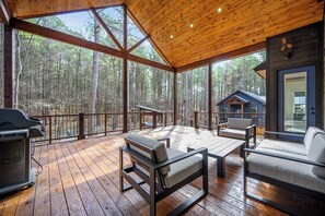 Terrace/patio - New! Sauna, Arcade, Firepit & Spa - Sleeps 10 (Broken Bow)