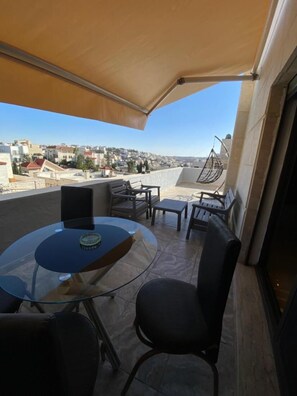 Balcony - Charming 1 Bedroom Apartment in Amman's Heart (Amman)
