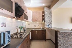 Køleskab, mikrobølgeovn, kogeplade, kaffe-/temaskine