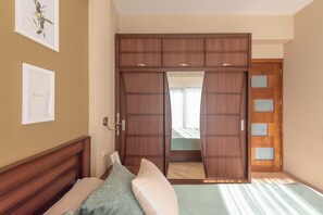 1 soveværelse, skrivebord, strygejern/strygebræt, weekendseng