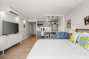Tabla de planchar con plancha, wifi gratis y ropa de cama 