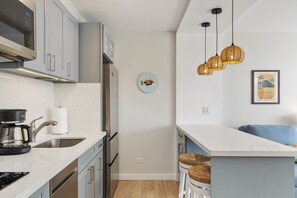 Refrigerador, microondas, horno y parrilla de estufa 