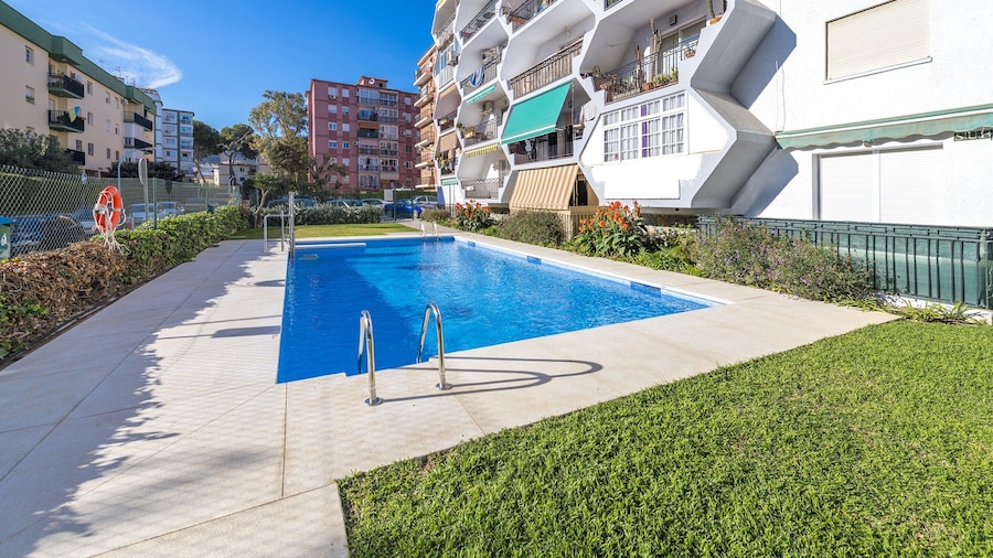 Sunny Coastal Retreat for 4