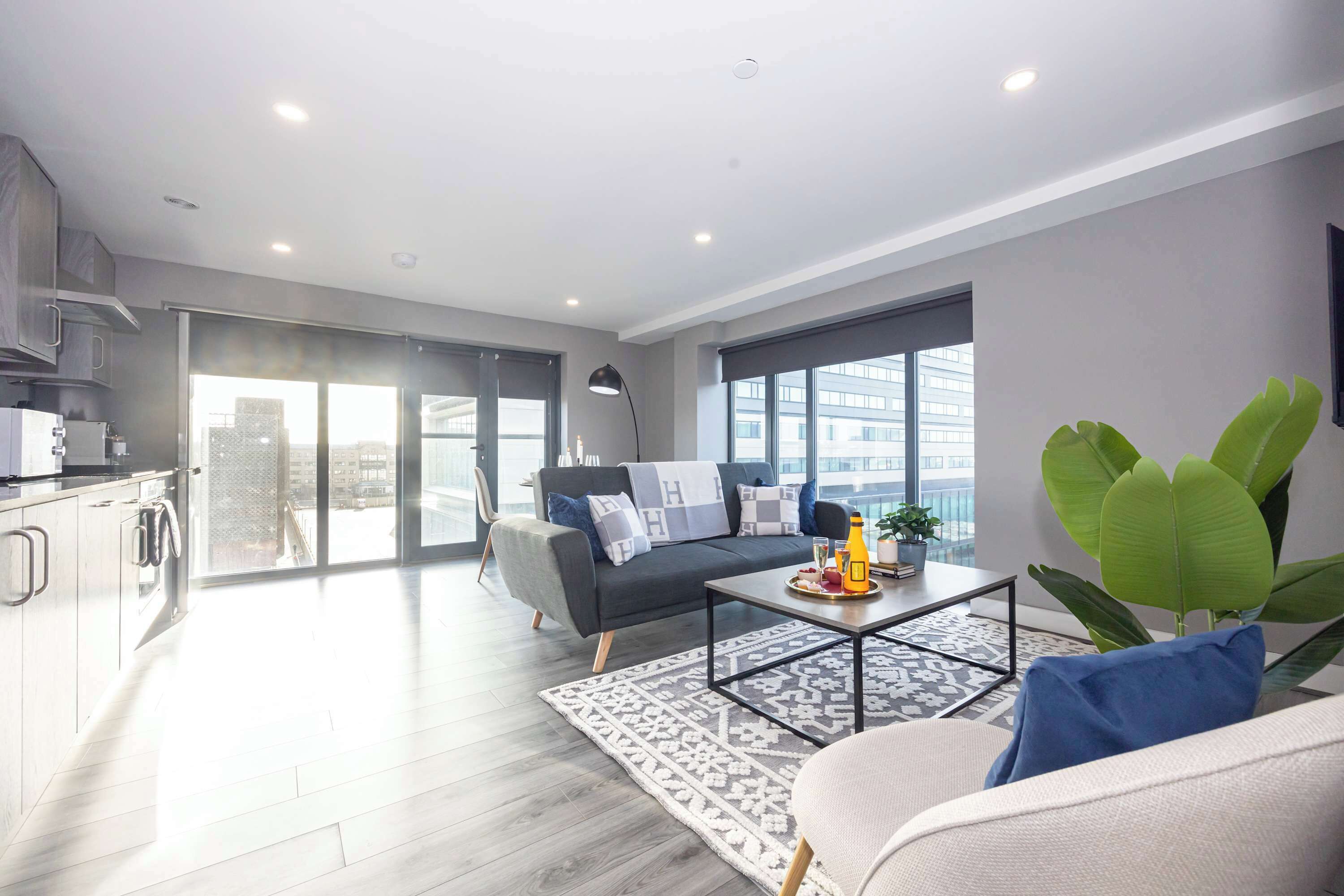 Una televisión, una oficina