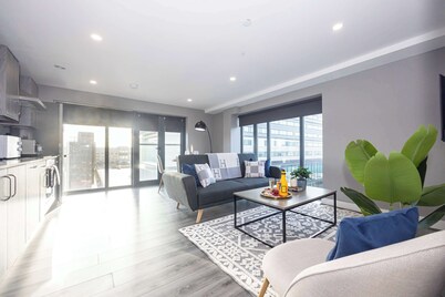 Waterfront 2-Bed, Dock Views, Near M&S Arena