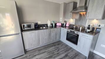 Fridge, oven, stovetop, dishwasher