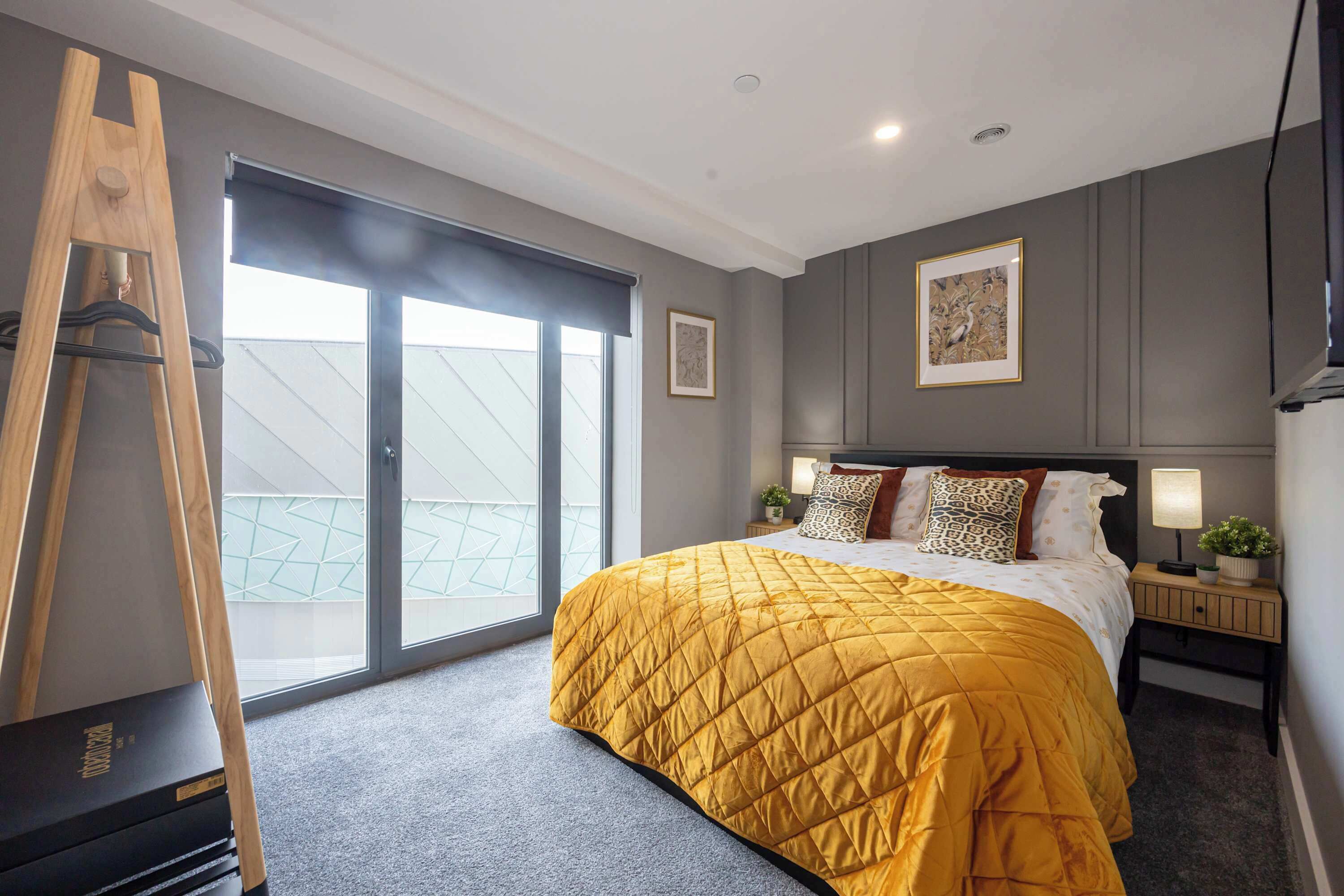 2 bedrooms, iron/ironing board, WiFi