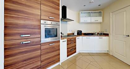 Luxury 2 bedroom, 2 bathroom apartment close to exhibition centre