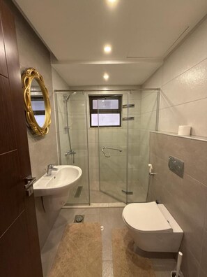 Apartment, 2 Bedrooms, Smoking, Balcony | Bathroom