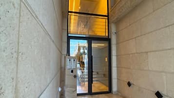 Apartment, 2 Bedrooms, Smoking, Balcony | Bahagian dalam
