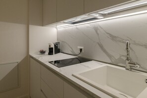 Fridge, oven, stovetop, coffee/tea maker