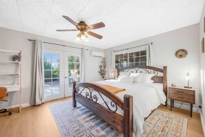 3 bedrooms, desk, iron/ironing board, WiFi - Game room & Fire Pit, Short Walk to Downtown! (Paso Robles)