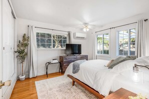 3 bedrooms, desk, iron/ironing board, WiFi - Game room & Fire Pit, Short Walk to Downtown! (Paso Robles)