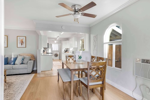 Game room & Fire Pit, Short Walk to Downtown!