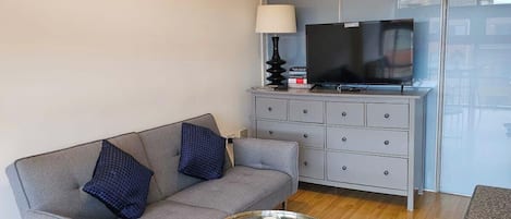 Apartemen | Area keluarga | TV