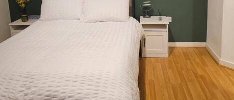 1 habitación, tabla de planchar con plancha, wifi gratis y ropa de cama