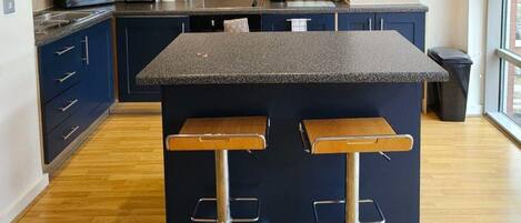 Lemari es, microwave, oven, dan kompor