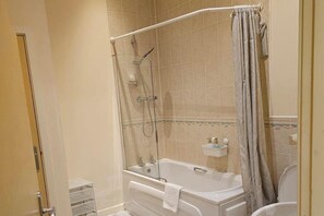 Combined shower/tub, deep soaking tub, hair dryer, towels - Apartment - Free Parking & Near Hospital (Birmingham)
