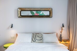 1 habitación, tabla de planchar con plancha y cuna de viaje 