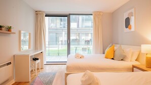 2 Schlafzimmer, Schreibtisch, Bügeleisen/Bügelbrett, Reisekinderbett