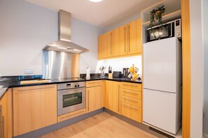 Fridge, microwave, oven, dishwasher - Bright & Modern Dublin City Stay (Smithfield)