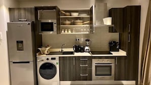 Studio – deluxe, hageutsikt | Eget kjøkken | Kjøleskap, mikrobølgeovn, ovn og kokeplater